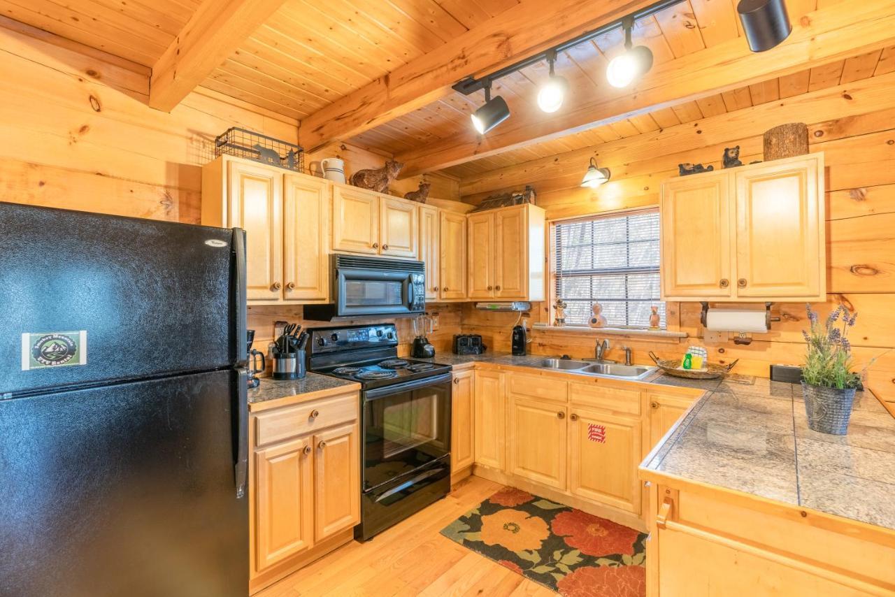Moonshine Ridge Cabin With Hot Tub And Fire Pit Пиджен Фордж Екстериор снимка