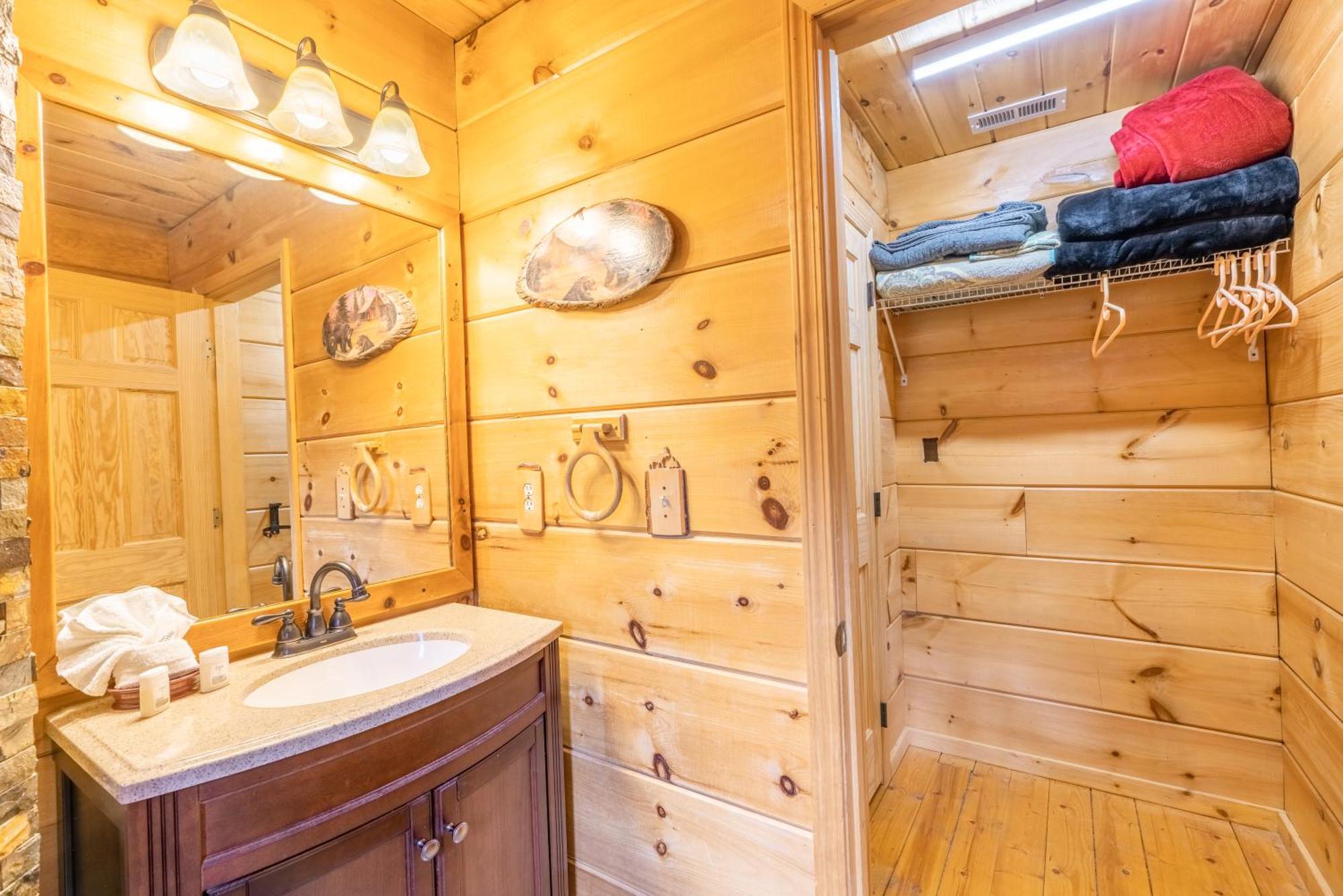 Moonshine Ridge Cabin With Hot Tub And Fire Pit Пиджен Фордж Екстериор снимка
